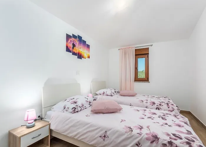 Terre Bianche With Private Pool And Whirlpool Buje